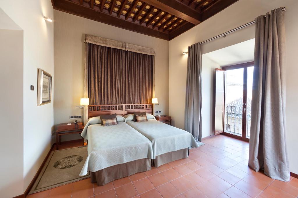 Postel nebo postele na pokoji v ubytování Parador de Caceres