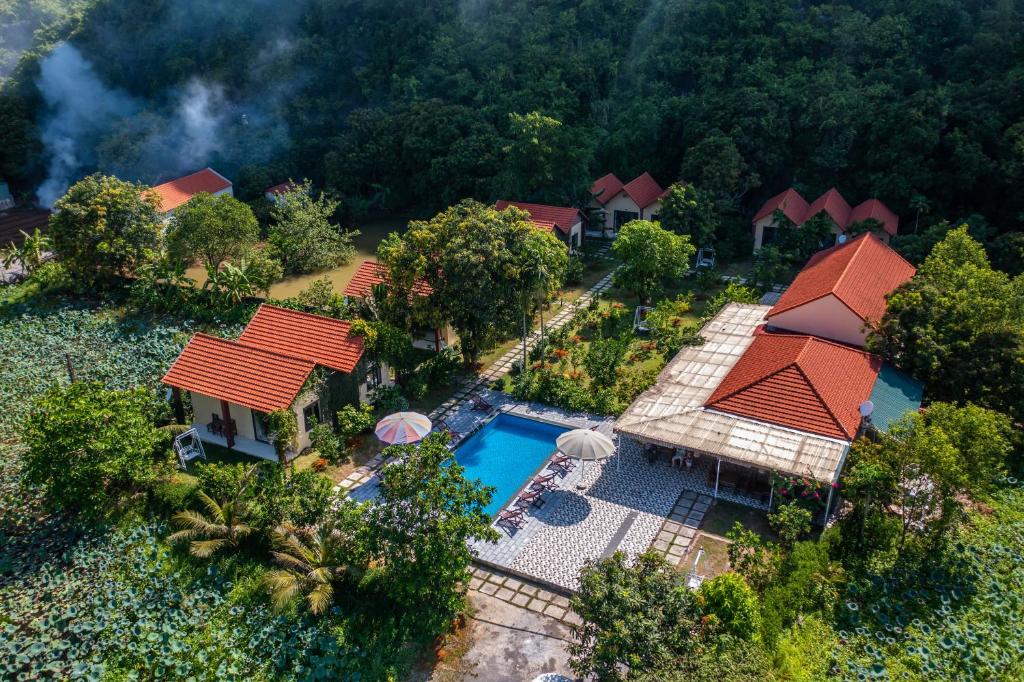 - une vue aérienne sur une maison avec une piscine dans l'établissement Trang An Retreat, à Ninh Binh