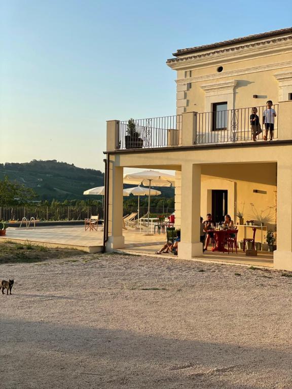 Casa con balcón con personas en Baldovino b&b, en Villamagna