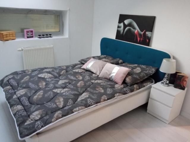 Un pat sau paturi într-o cameră la Przy Jeziorze