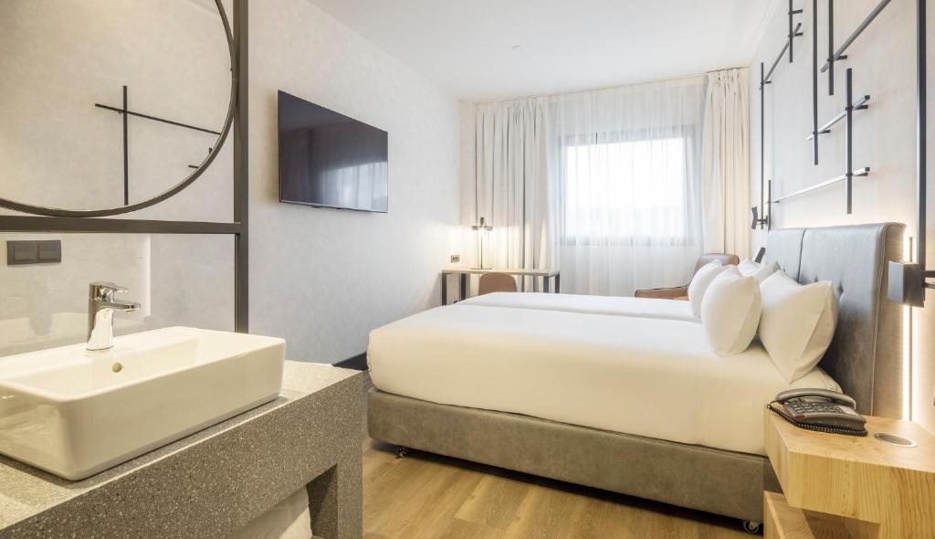 Postel nebo postele na pokoji v ubytování Hotel Ilunion San Mamés
