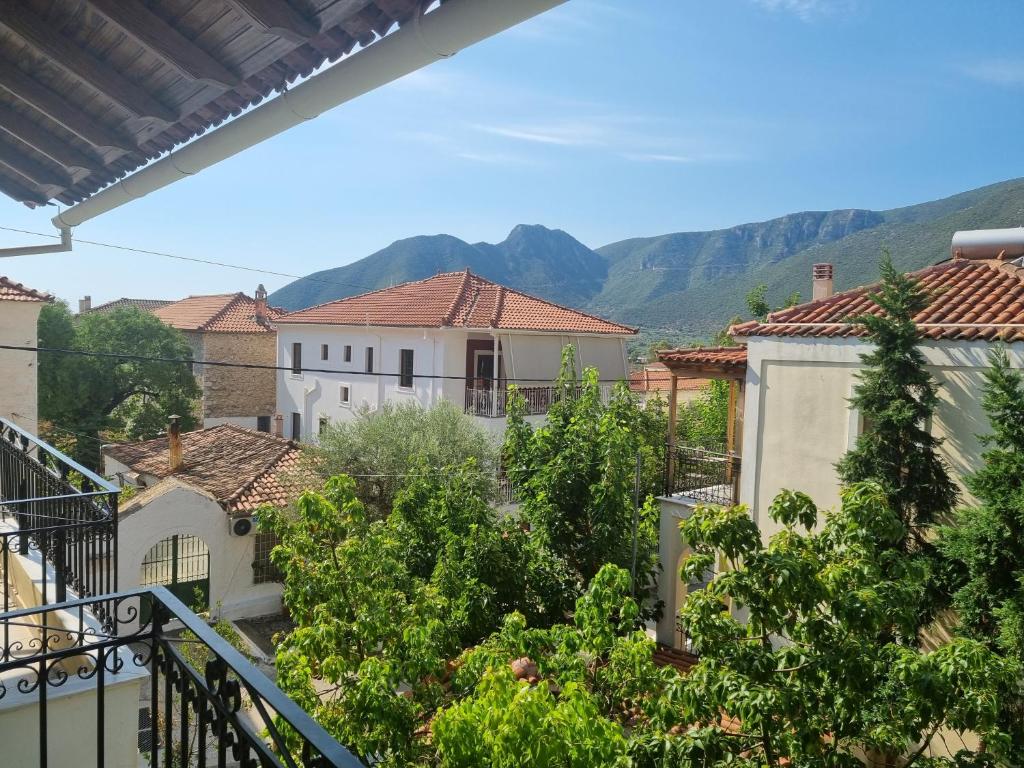 widok na góry z balkonu domu w obiekcie Apartment Theodoros w mieście Leonidion