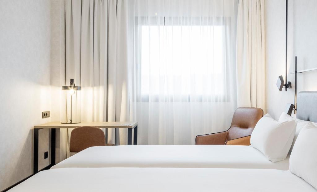 Postel nebo postele na pokoji v ubytování Hotel Ilunion San Mamés