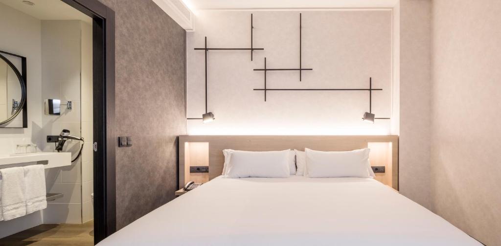 Postel nebo postele na pokoji v ubytování Hotel Ilunion San Mamés