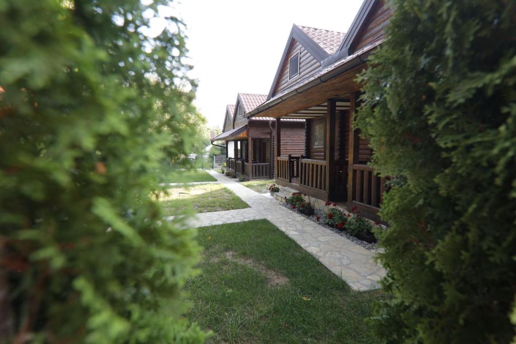 a house is seen through the trees w obiekcie Brvnare Ala Vrdnik w mieście Vrdnik