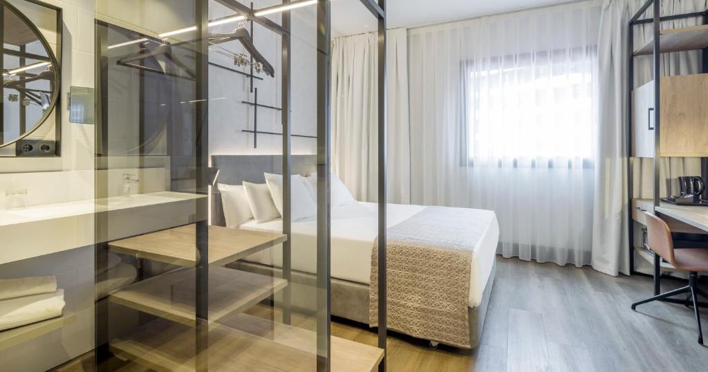 Postel nebo postele na pokoji v ubytování Hotel Ilunion San Mamés