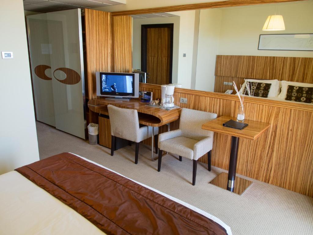 Телевизор и/или развлекательный центр в Bibione Palace Hotel