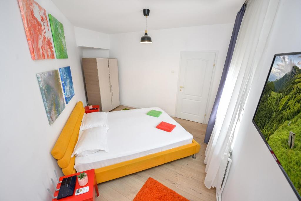 ein kleines Schlafzimmer mit einem Bett in einem Zimmer in der Unterkunft City Center Accommodation in Bukarest