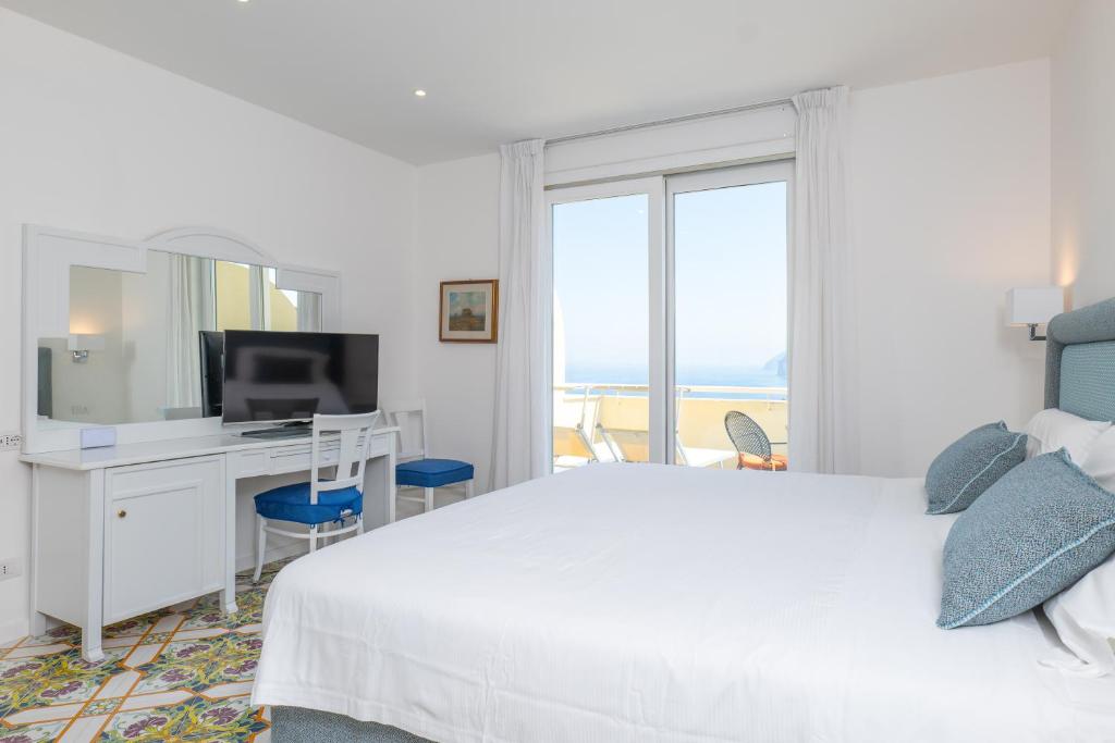 TV a/nebo společenská místnost v ubytování Grand Hotel Vesuvio
