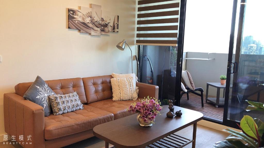 New Spacious and luxury 2 BBR 2 Bathroom Apt South Melbourne with 1 free parking