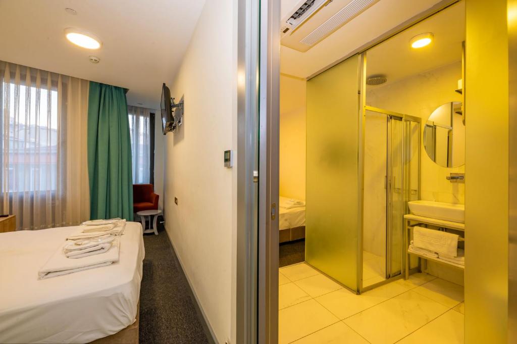A bathroom at Taksim Hotel V Plus