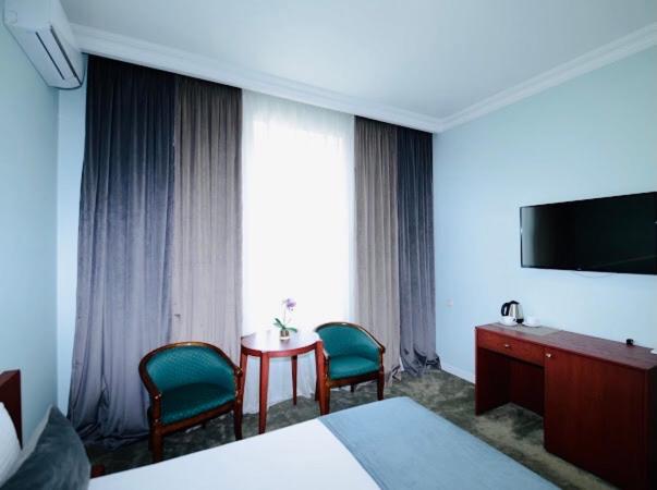 TV a/nebo společenská místnost v ubytování Grand Fortune Hotel