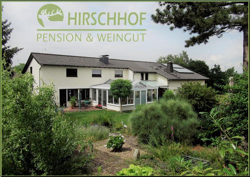 ein Haus mit den Worten hitzschultz-Erlaubnis und in der Unterkunft Pension und Weingut Hirschhof in Offenheim