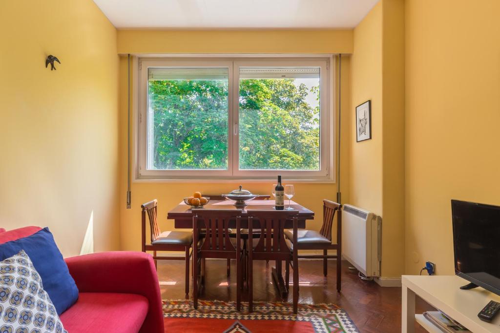 uma sala de estar com uma mesa e uma janela em Pasteleira Relaxing Apartment em Porto