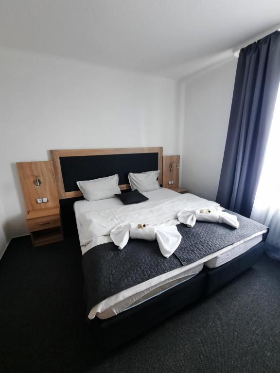 Postel nebo postele na pokoji v ubytování Hotel Červenohorské sedlo