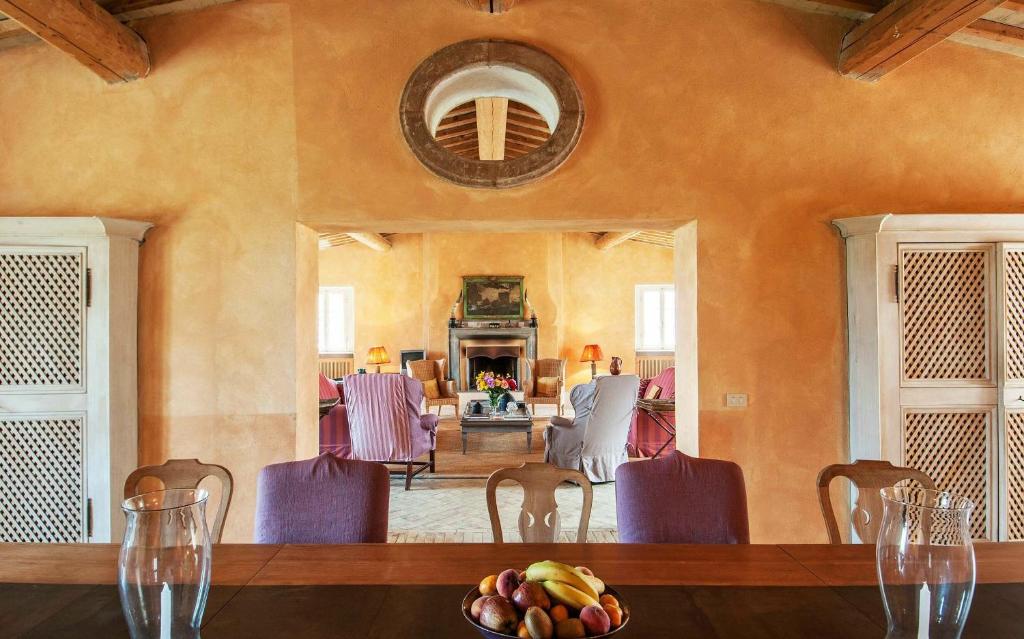 una sala da pranzo con tavolo e cesto di frutta di Lavacchio 14 a Montalcino