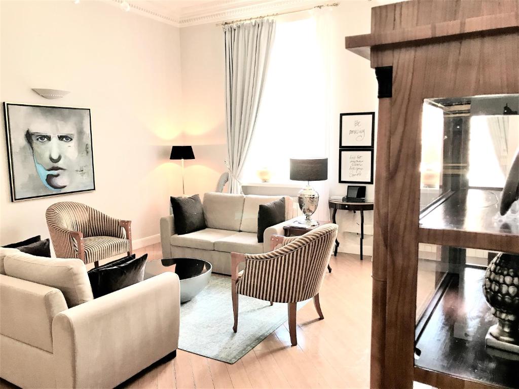 
Luxury Executive Suite with Market Square View 
