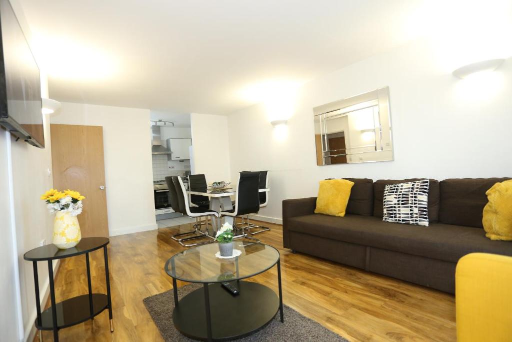 sala de estar con sofá y mesa en Lovely View 2 beds 2 bath Apartment, London, en North Woolwich