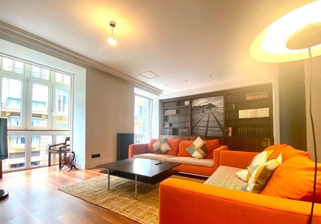 uma sala de estar com um sofá e uma mesa em Luxury stay in the heart of the city em San Sebastián