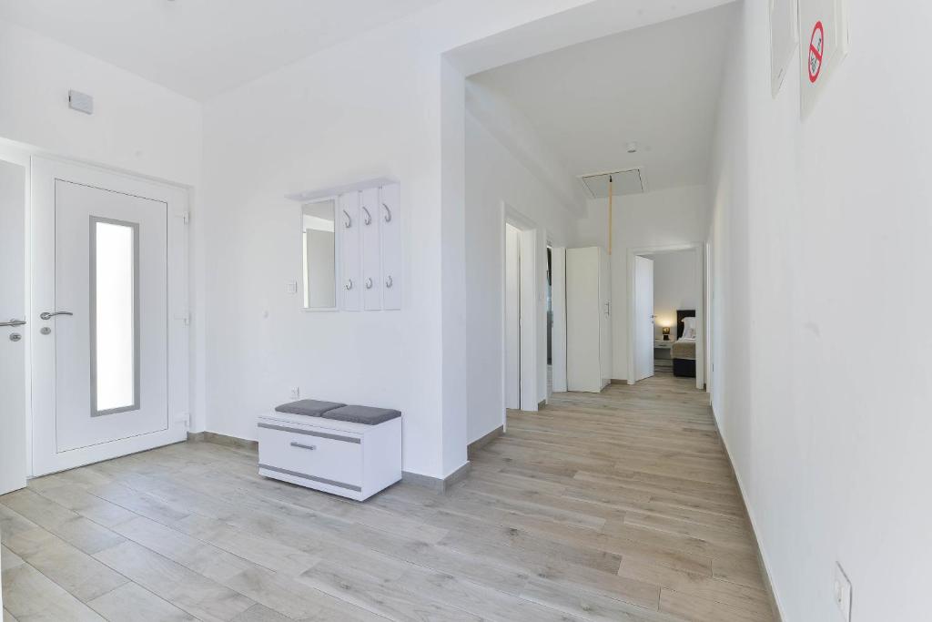 Zdjęcie z galerii obiektu Villa Manuela with heated pool 400 meters from the sea - by TA Leut Agency w mieście Vrsi