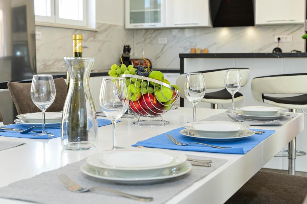Kuchnia lub aneks kuchenny w obiekcie Villa Manuela with heated pool 400 meters from the sea - by TA Leut Agency