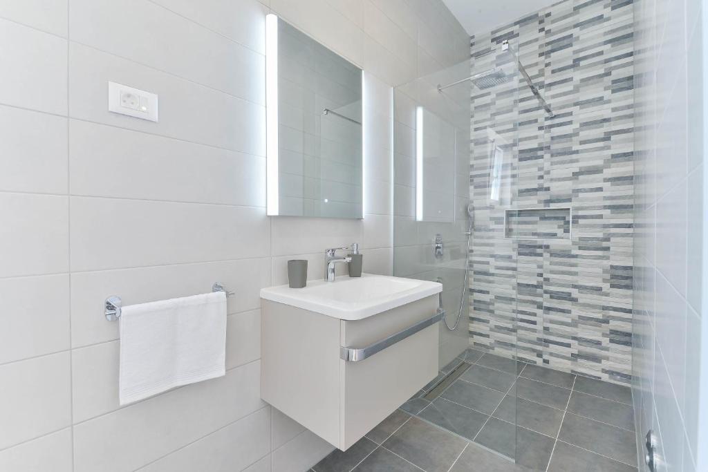 Łazienka w obiekcie Villa Manuela with heated pool 400 meters from the sea - by TA Leut Agency