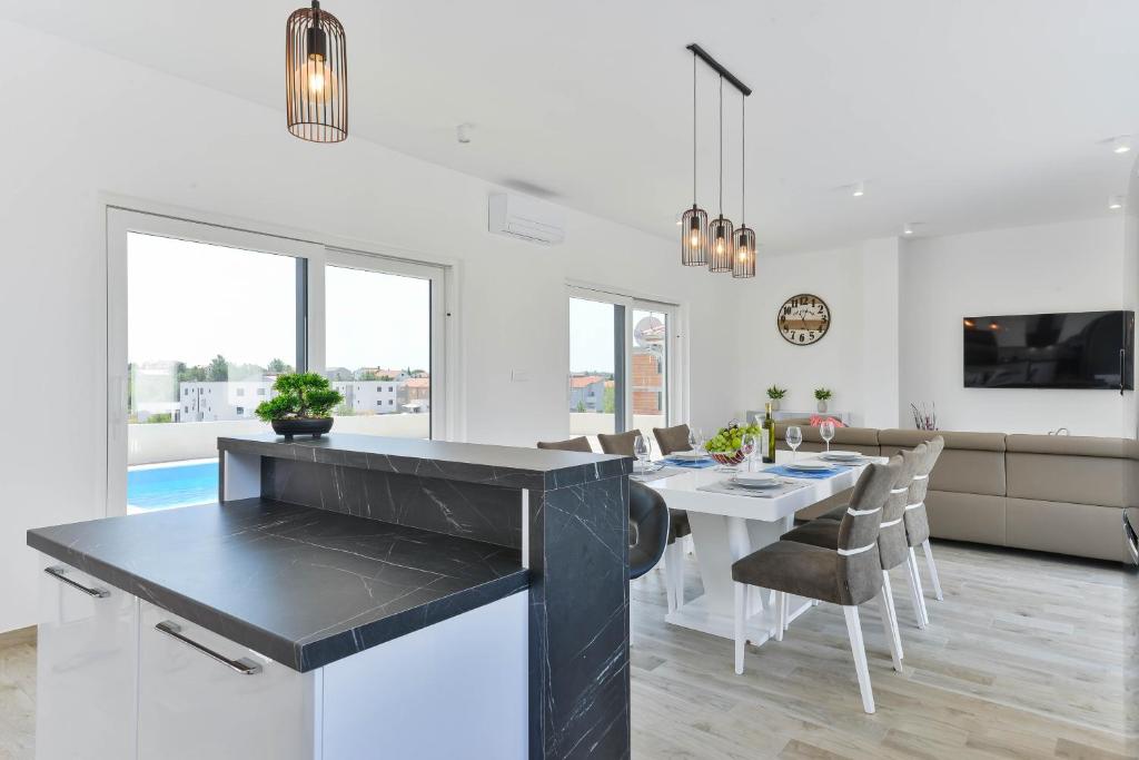 Telewizja i/lub zestaw kina domowego w obiekcie Villa Manuela with heated pool 400 meters from the sea - by TA Leut Agency