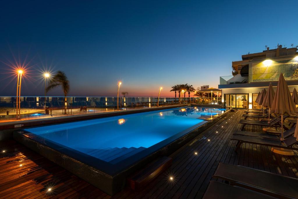 A piscina localizada em Dom Jose Beach Hotel (Plus) ou nos arredores