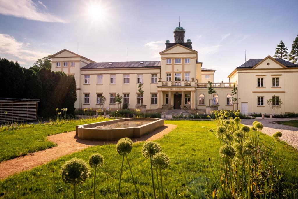 Aed väljaspool majutusasutust Hotel Zámeček