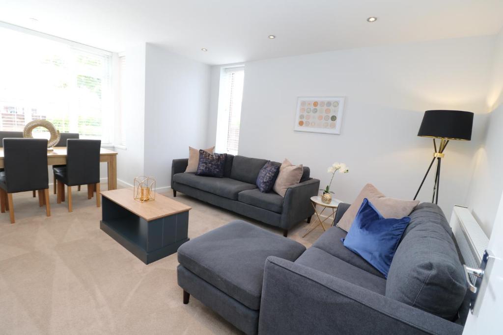 uma sala de estar com um sofá e uma mesa em The Lodge IHMELB - APARTMENT 4 em Stockton-on-Tees