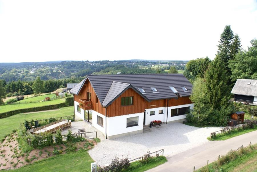 uma vista aérea de uma casa com painéis solares em L'Aurore des Hautes Fagnes 30 pers- Malmedy, vue exceptionnelle, wellness em Malmedy