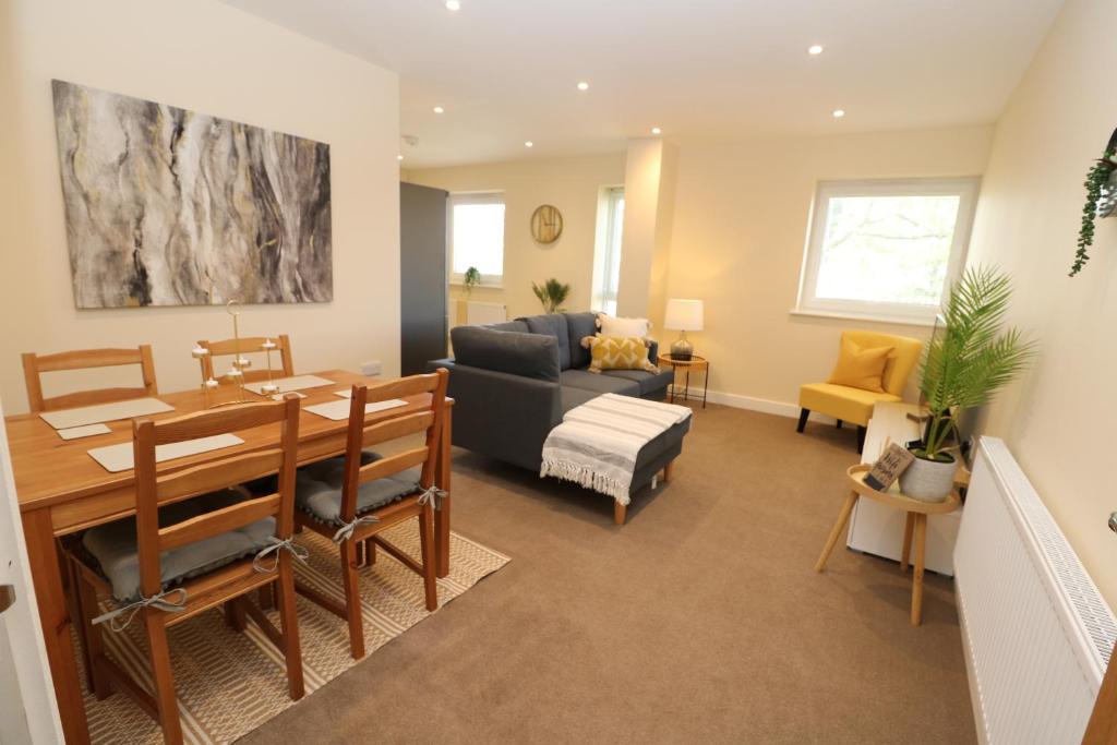 uma sala de estar com uma mesa e um sofá em The Retreat - IH21ALL - APARTMENT 6 em Thornaby on Tees