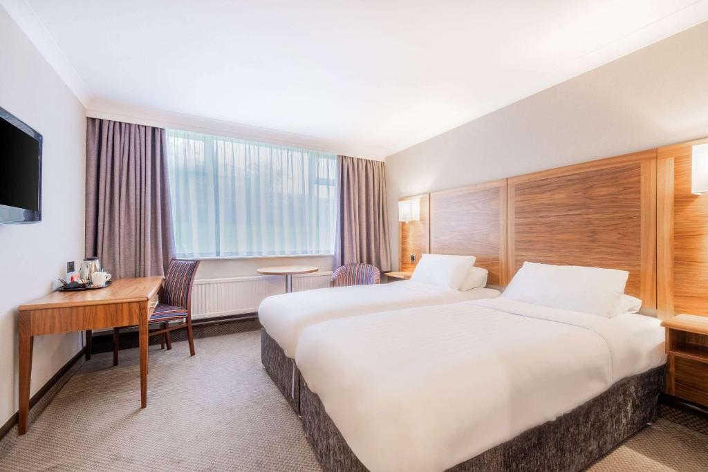 Postel nebo postele na pokoji v ubytování Cedar Court Hotel Huddersfield