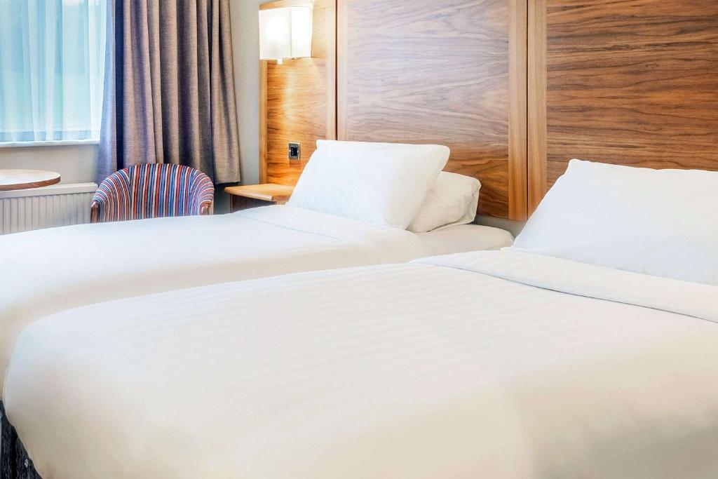 Postel nebo postele na pokoji v ubytování Cedar Court Hotel Huddersfield