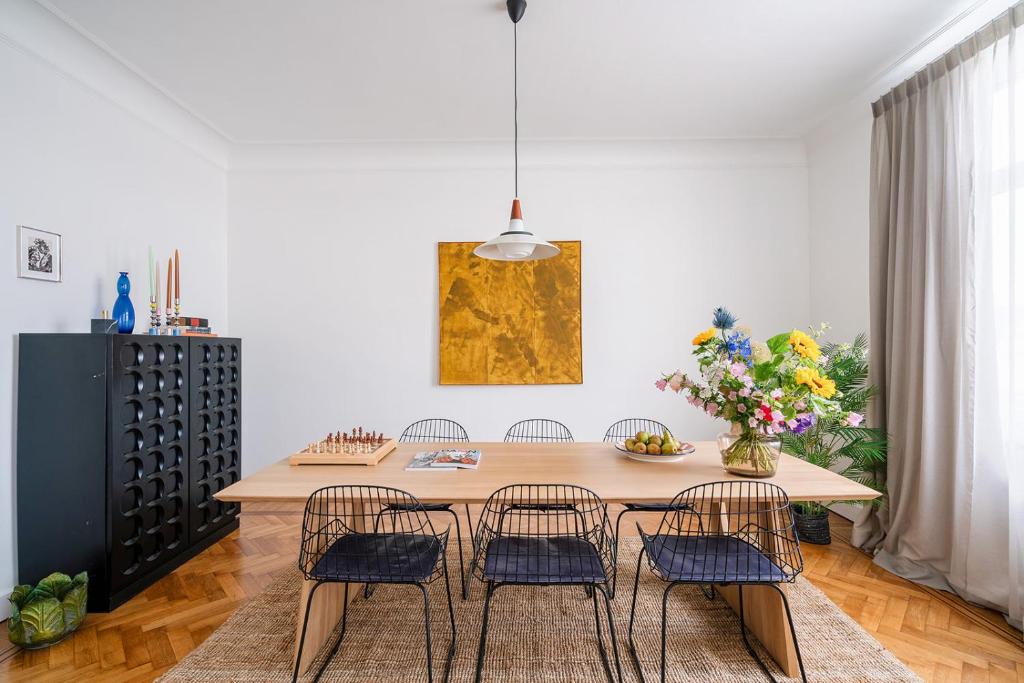 een keuken met een houten tafel met vier stoelen bij Smartflats Design - Esplanade in Brussel