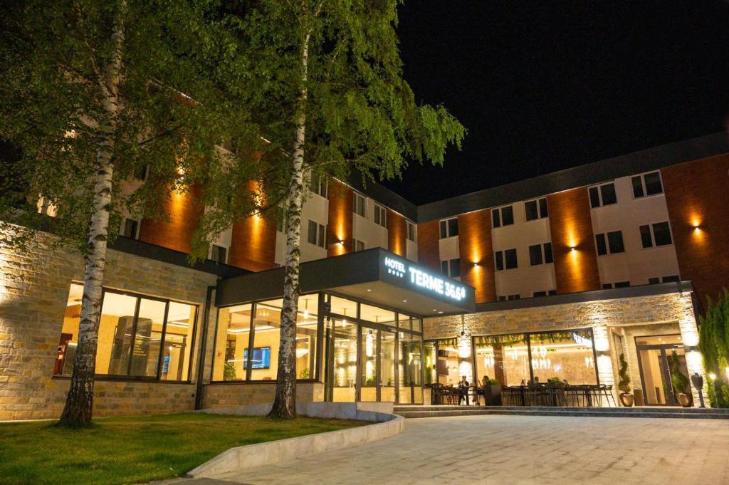 Hotel Terme 36.6 في Priboj: مبنى به الكثير من النوافذ في الليل