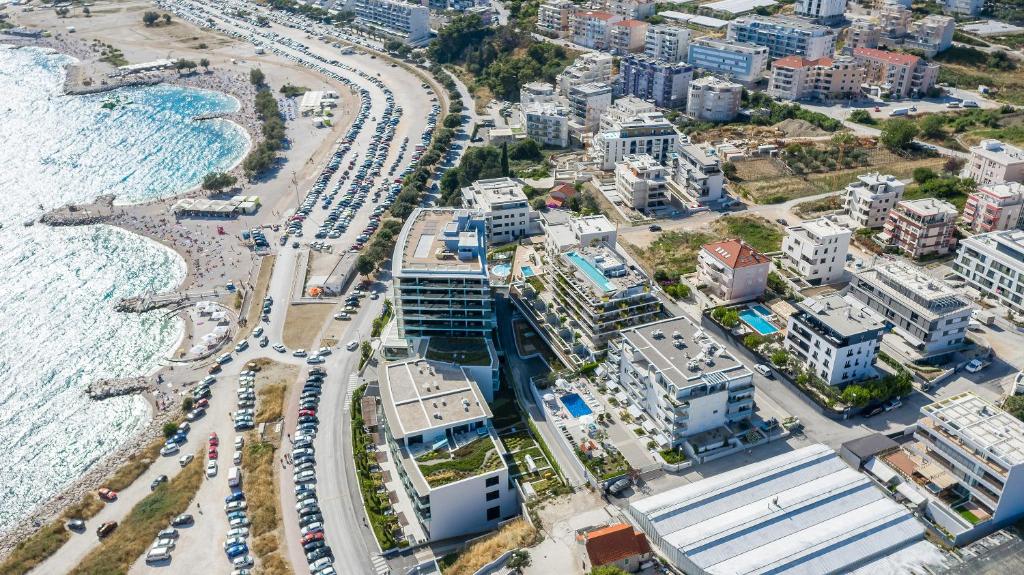 z powietrza widok na plażę i ocean w obiekcie Seaside Apartments w Splicie