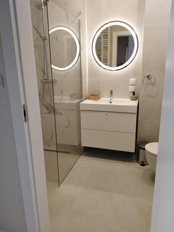 Łazienka w obiekcie PLUSK Apartments Mrągowo
