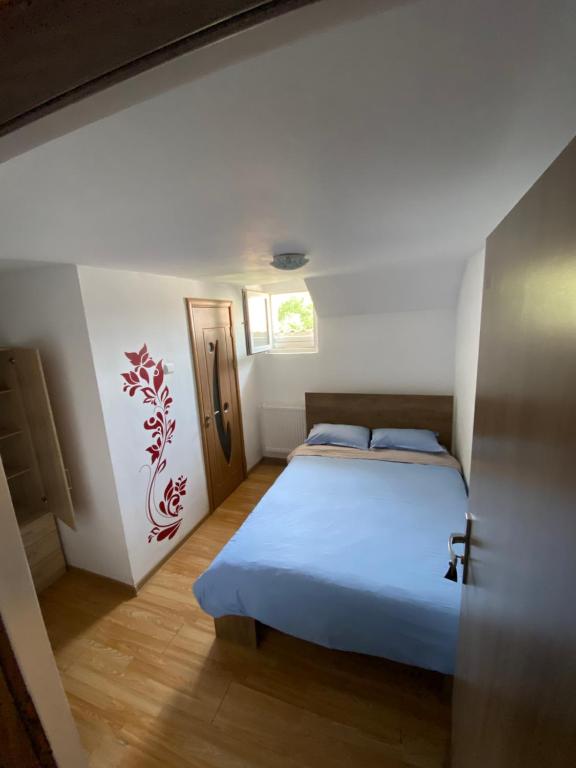 シビウにあるMy Place - Cozy roomsの小さなベッドルーム(ベッド1台、窓付)