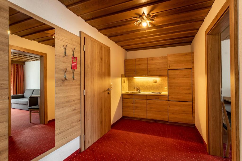 Posteľ alebo postele v izbe v ubytovaní Kinderhotel Lärchenhof