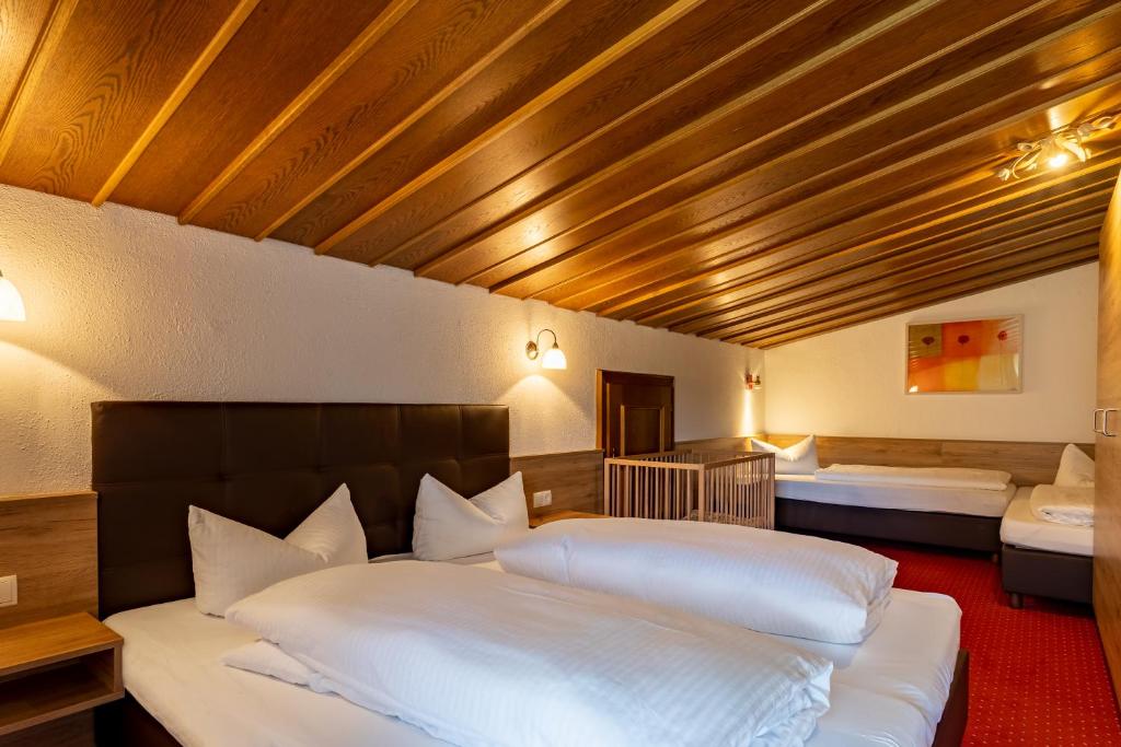 Posteľ alebo postele v izbe v ubytovaní Kinderhotel Lärchenhof