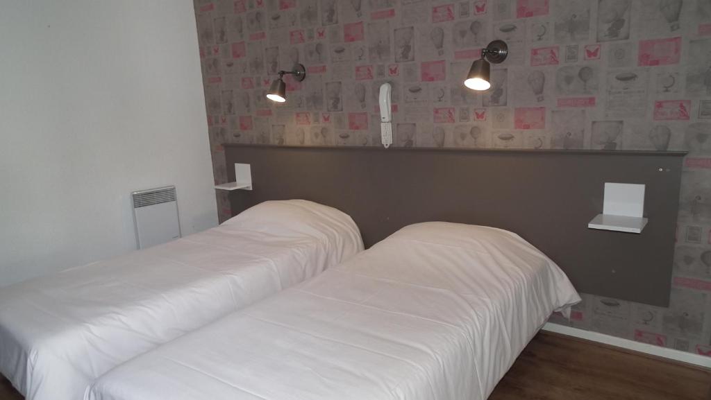 Postel nebo postele na pokoji v ubytování Hôtel des Pays Bas