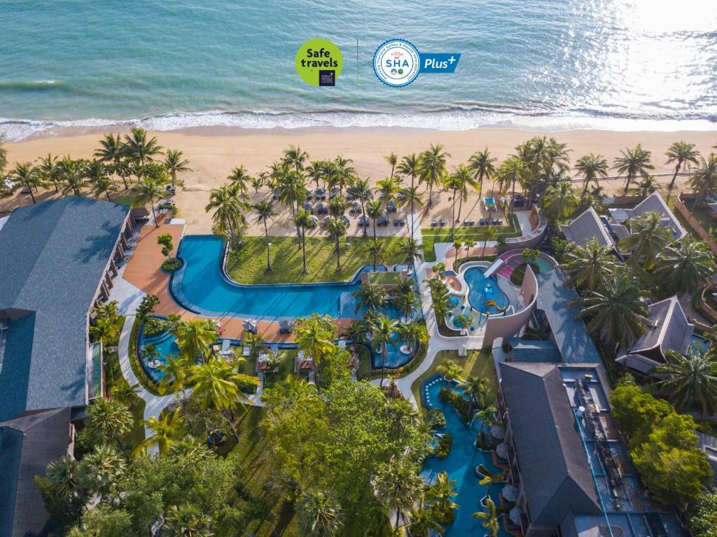 een luchtzicht op een resort met een strand bij La Flora Khao Lak - SHA Extra Plus in Khao Lak