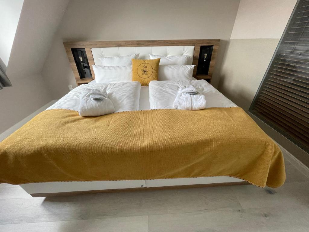 Postel nebo postele na pokoji v ubytování DAS KEHRS - Hotel auf dem Petersberg