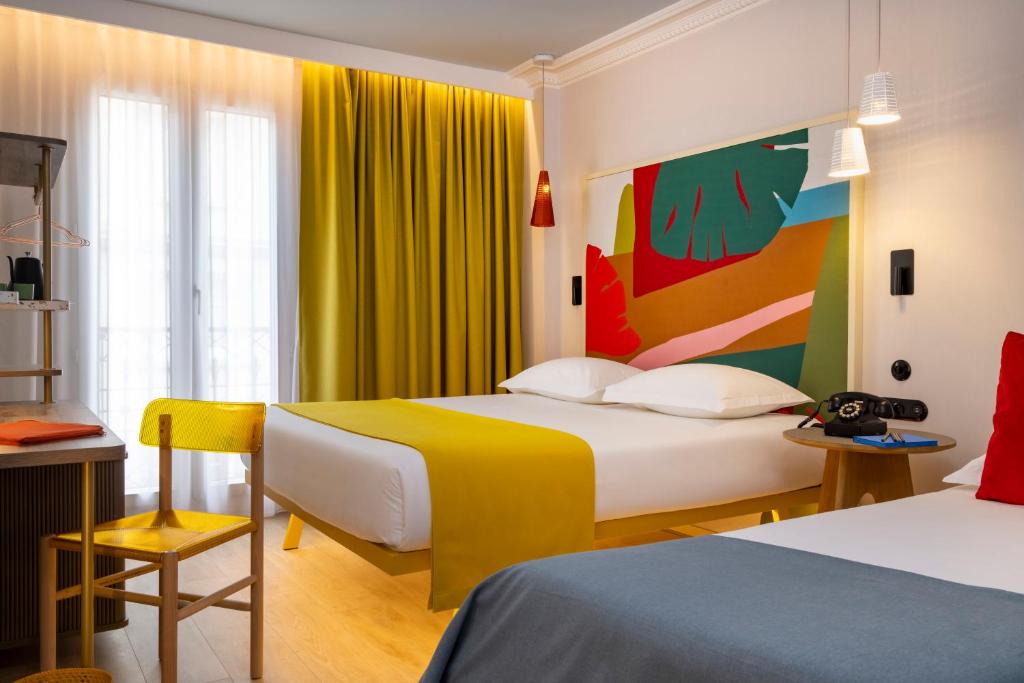 Ένα ή περισσότερα κρεβάτια σε δωμάτιο στο Hôtel De La Paix