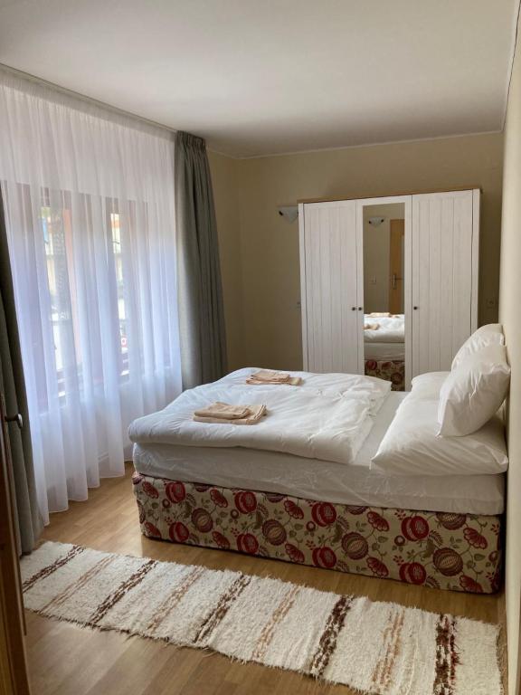 um quarto com uma cama grande e um espelho em Country House & Restaurant Hronec em Hronec