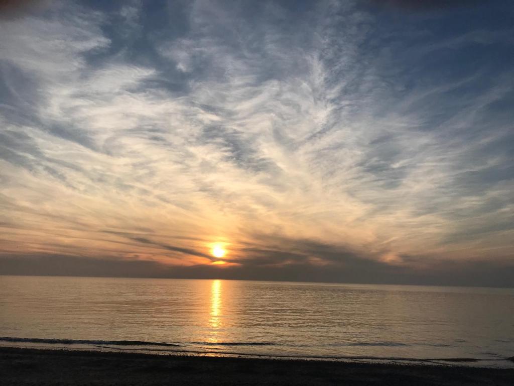 zachód słońca nad oceanem z pochmurnym niebem w obiekcie The Kathrene Second Floor Sea View w mieście Fleetwood