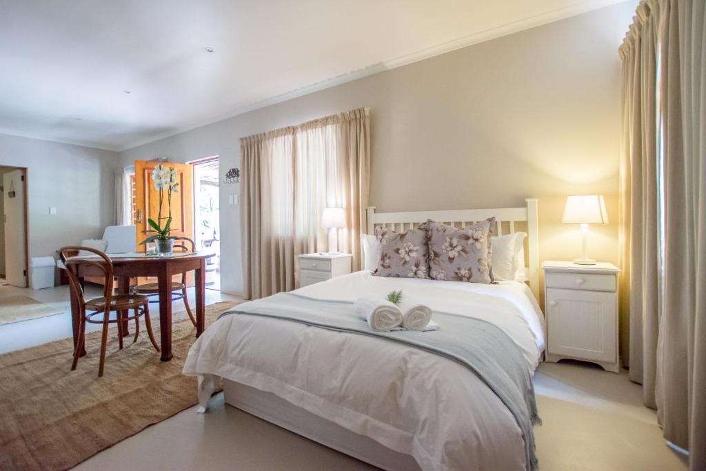 ein Schlafzimmer mit einem Bett mit zwei Handtüchern darauf in der Unterkunft Hoogwater Cottage in Wolseley