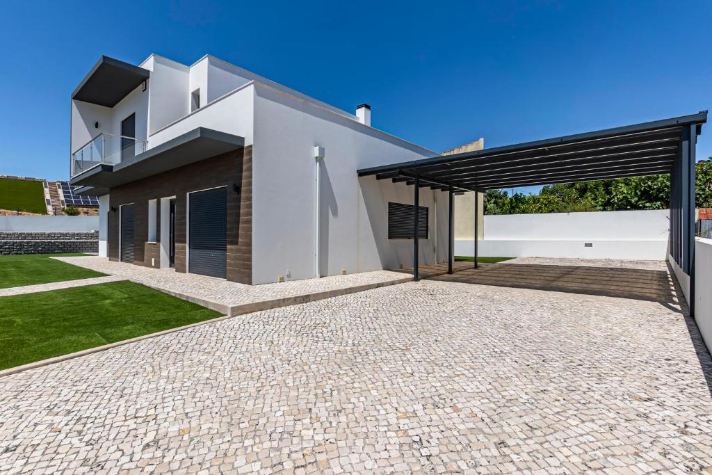 Casa blanca con entrada de ladrillo en Captivating 4-Bed House in Cadaval district-Lisbon, en Torre