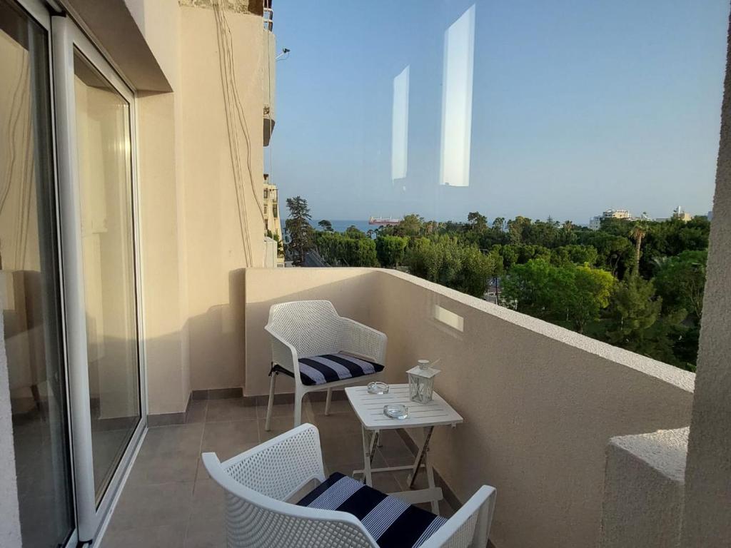 balcón con mesa, sillas y vistas en Hawaii Holiday Apartment 41 en Limassol